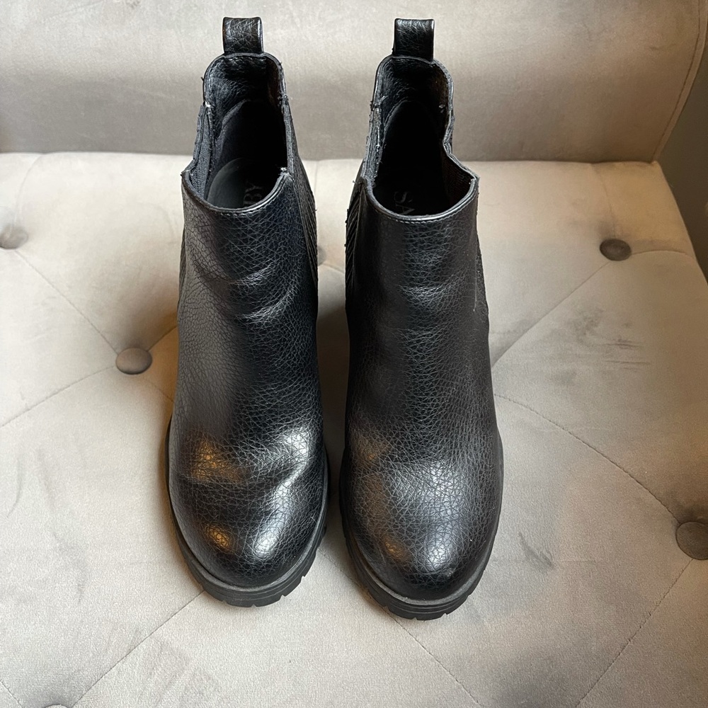 Women’s black boots